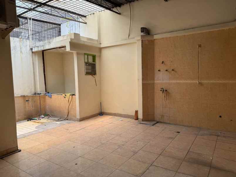 dijual rumah permata buana