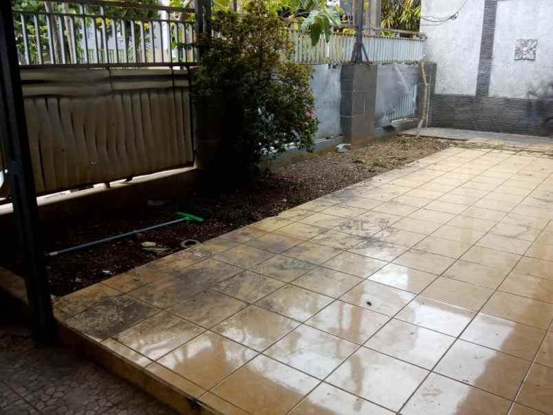 dijual rumah perum japos graha lestari