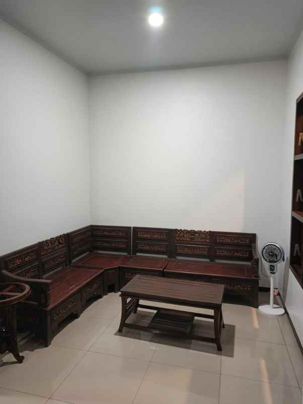 dijual rumah perumahan royal ketintang