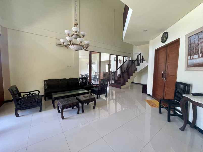 dijual rumah renon