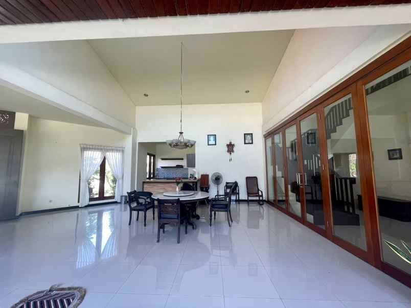 dijual rumah renon