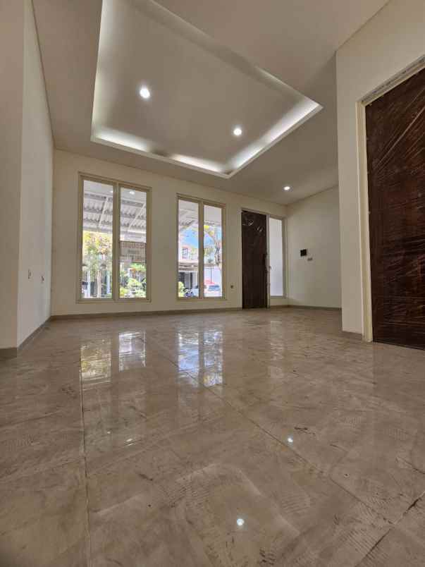 dijual rumah royal residence