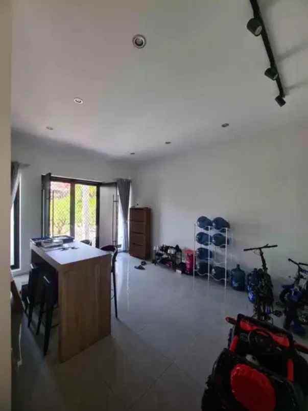 dijual rumah royal residence