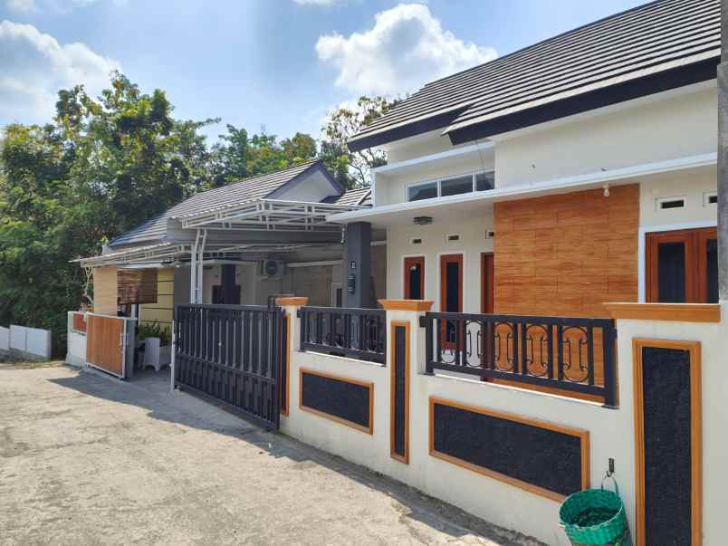 dijual rumah selatan lapangan kasihan