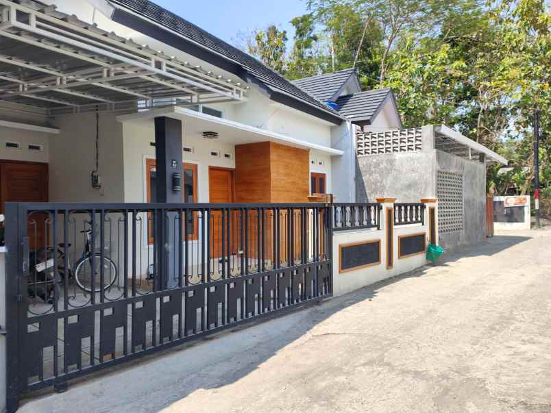 dijual rumah selatan lapangan kasihan