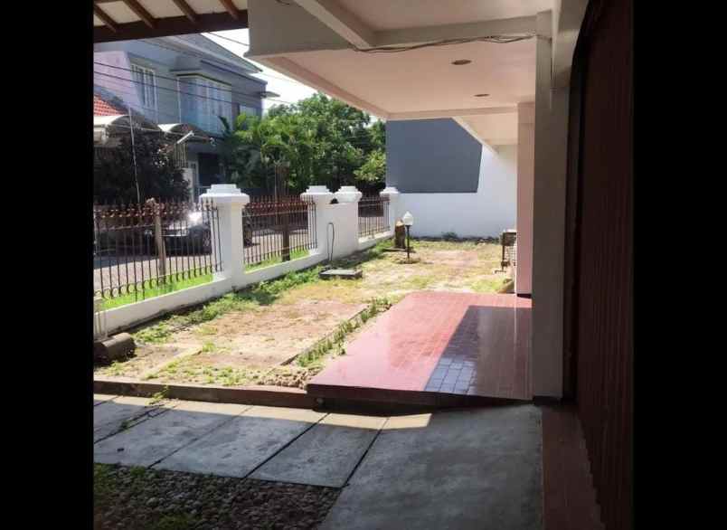 dijual rumah semolowaru