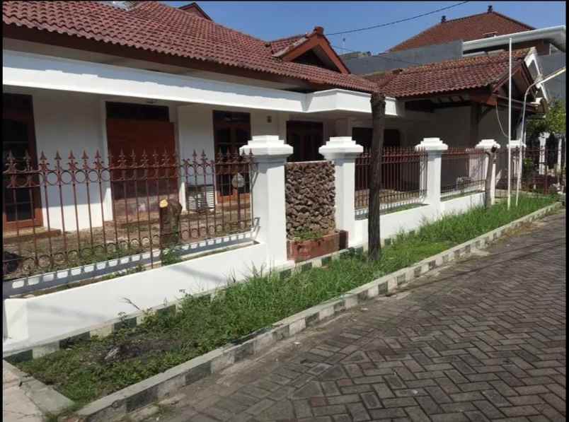 dijual rumah semolowaru