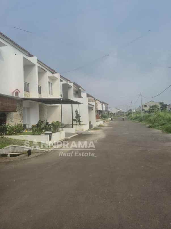 dijual rumah serua