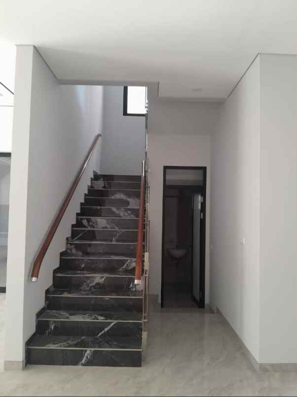 dijual rumah south emerald mansion