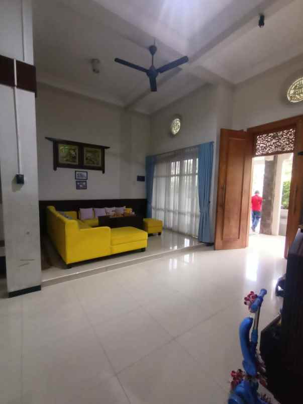 dijual rumah strategis di ketintang surabaya