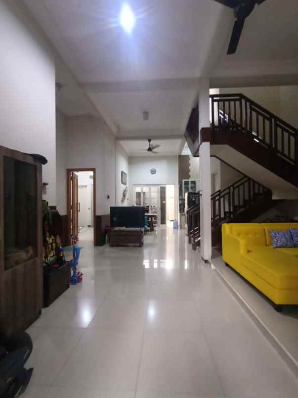 dijual rumah strategis di ketintang surabaya