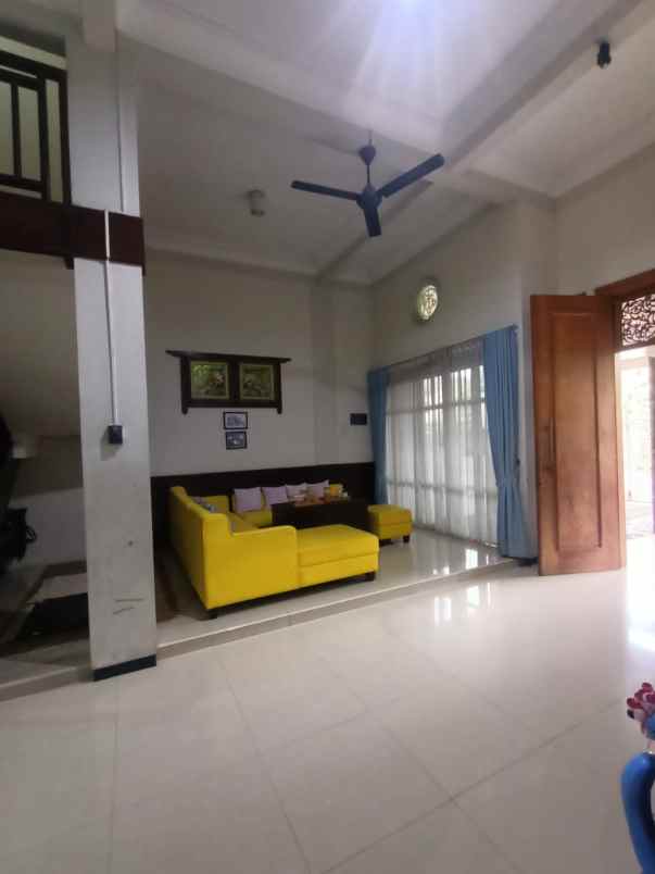 dijual rumah strategis di ketintang surabaya