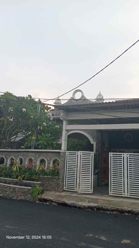 dijual rumah strategis di ketintang surabaya