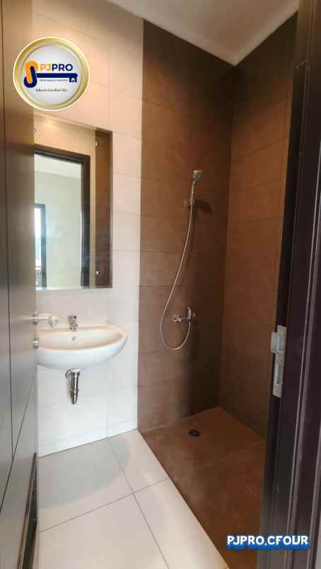 dijual rumah summarecon crown gading