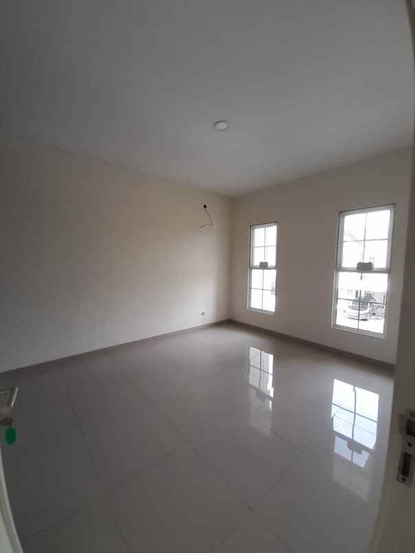 dijual rumah suvarna sutera tangerang