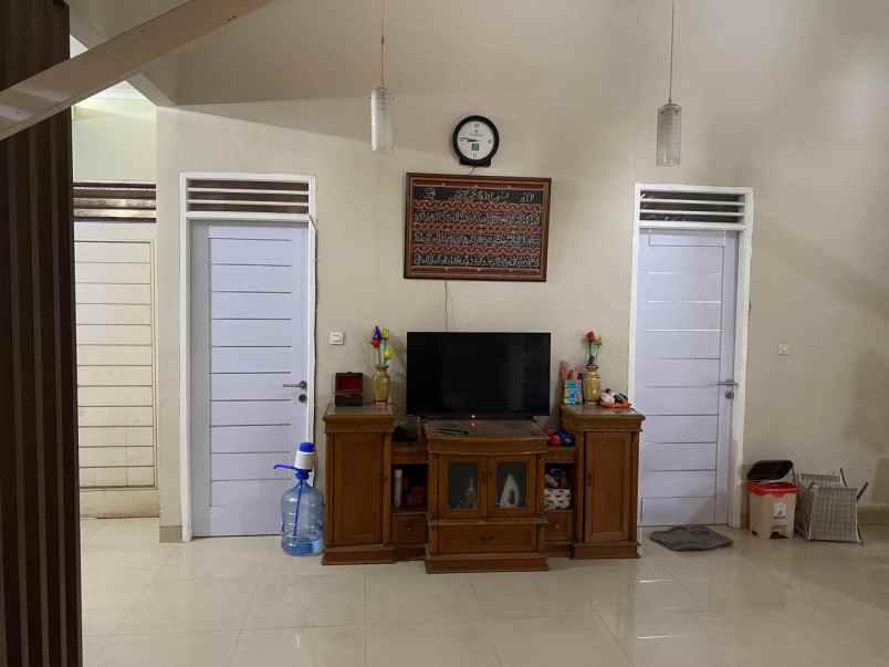 dijual rumah taman royal 3 cluster