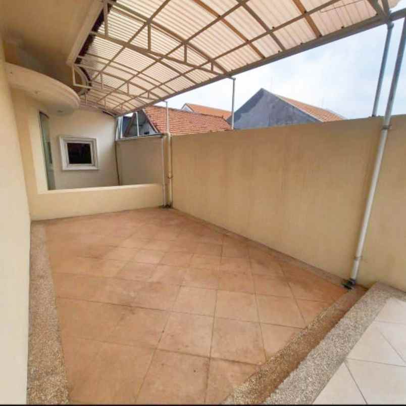 dijual rumah tenggilis utara