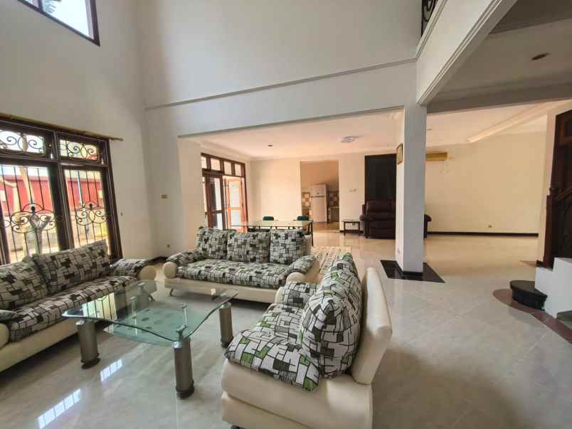 dijual rumah villa bukit mas