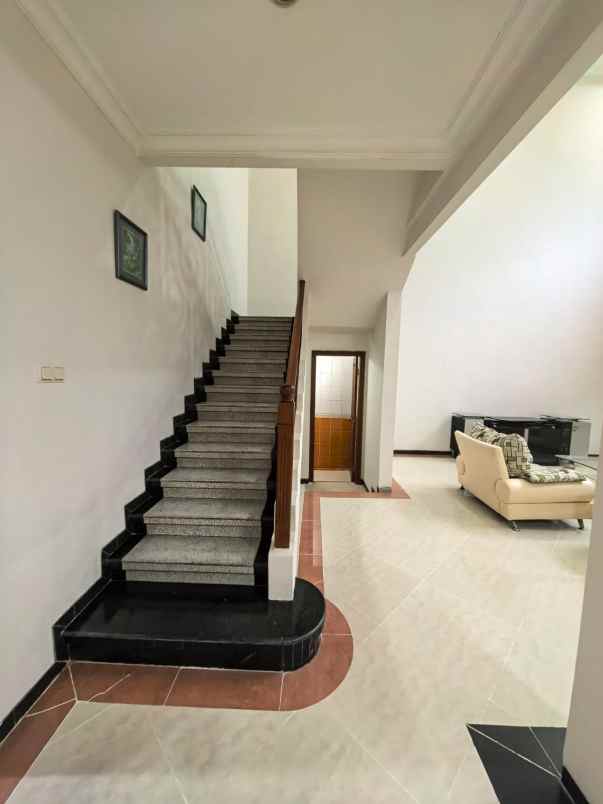 dijual rumah villa bukit mas