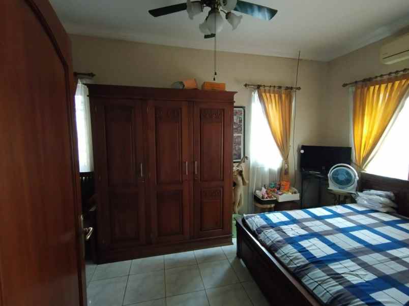 dijual rumah villa taman gapura