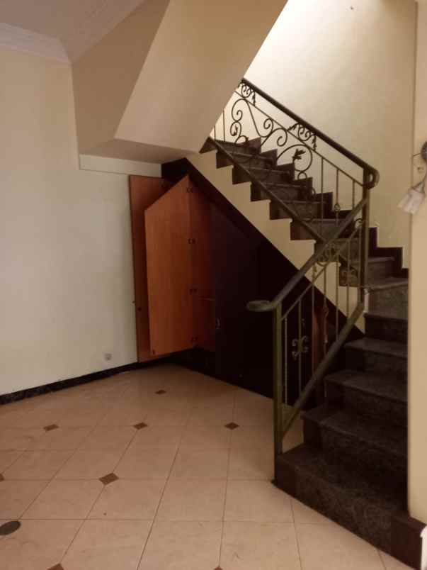 dijual rumah wiguna