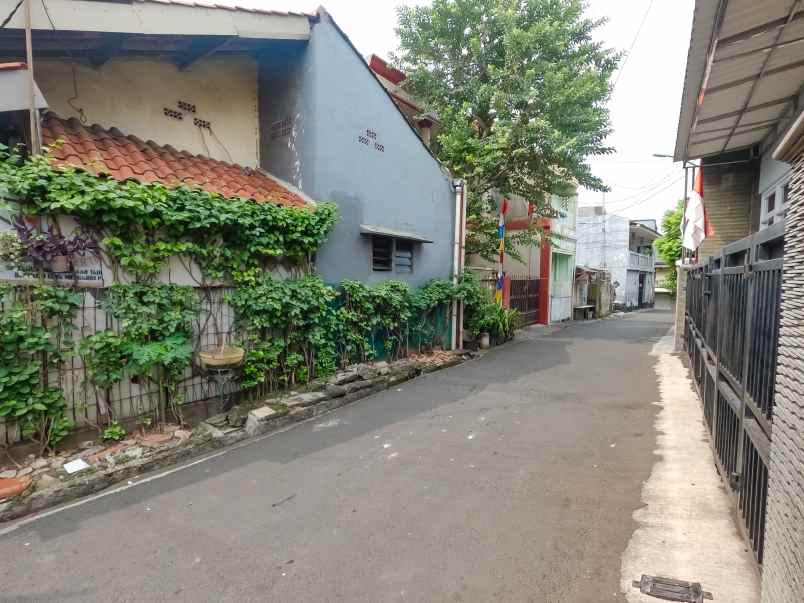 dijual tanah dengan 4 rumah di rambutan jakarta timur