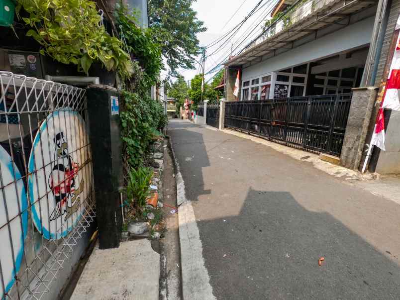 dijual tanah dengan 4 rumah di rambutan jakarta timur