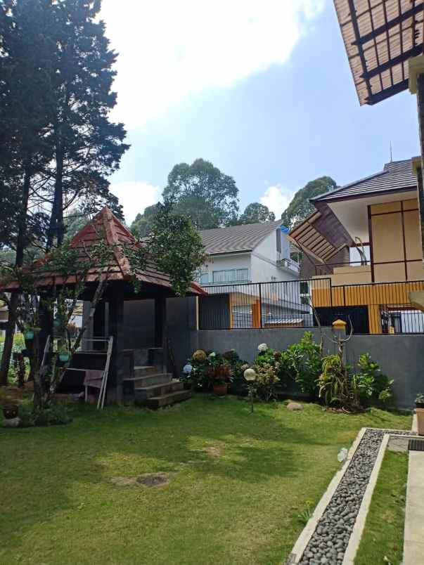 dijual villa cisarua