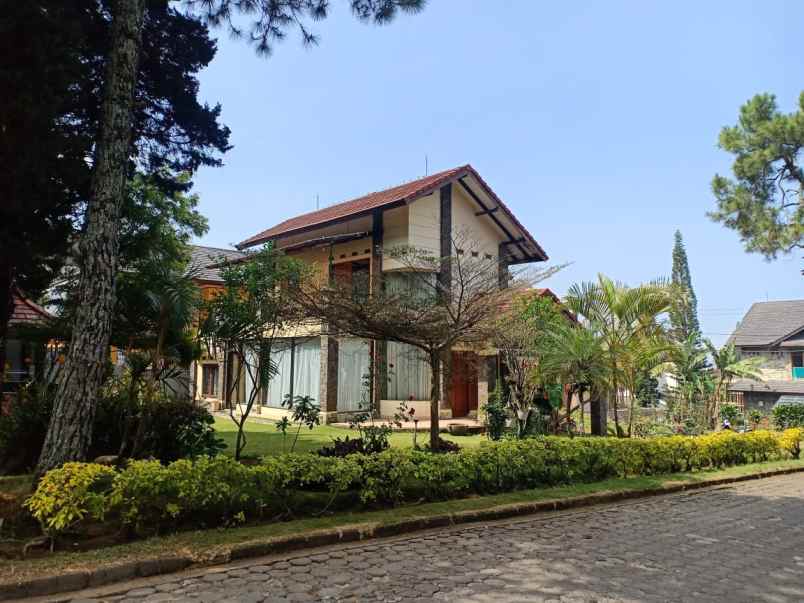 dijual villa cisarua