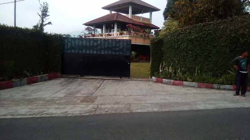 dijual villa desa ciater kecamatan