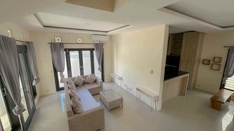 dijual villa jalan pantai pererenan
