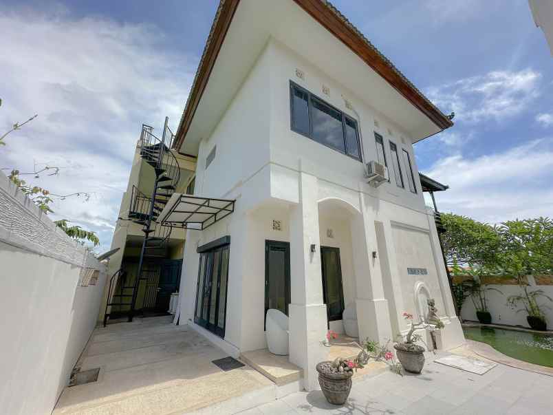 dijual villa jalan pantai pererenan