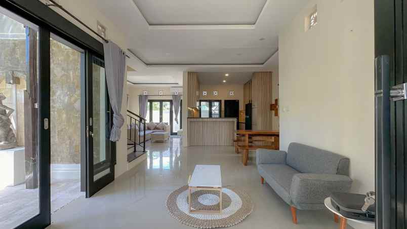 dijual villa jalan pantai pererenan