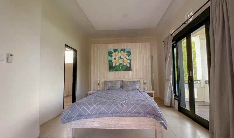 dijual villa jalan pantai pererenan