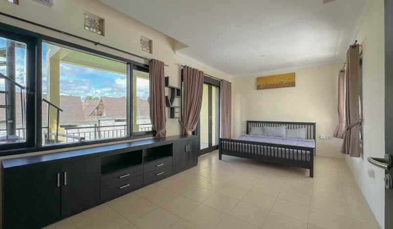 dijual villa jalan pantai pererenan