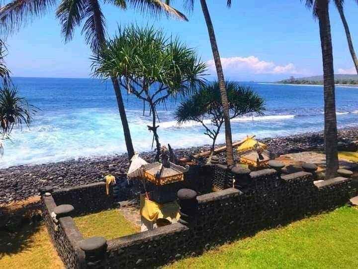 dijual villa pinggir pantai seraya karangasem bali