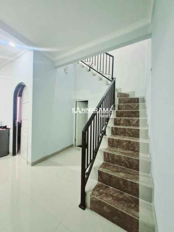 disewakan rumah semi furnished di grand depok city