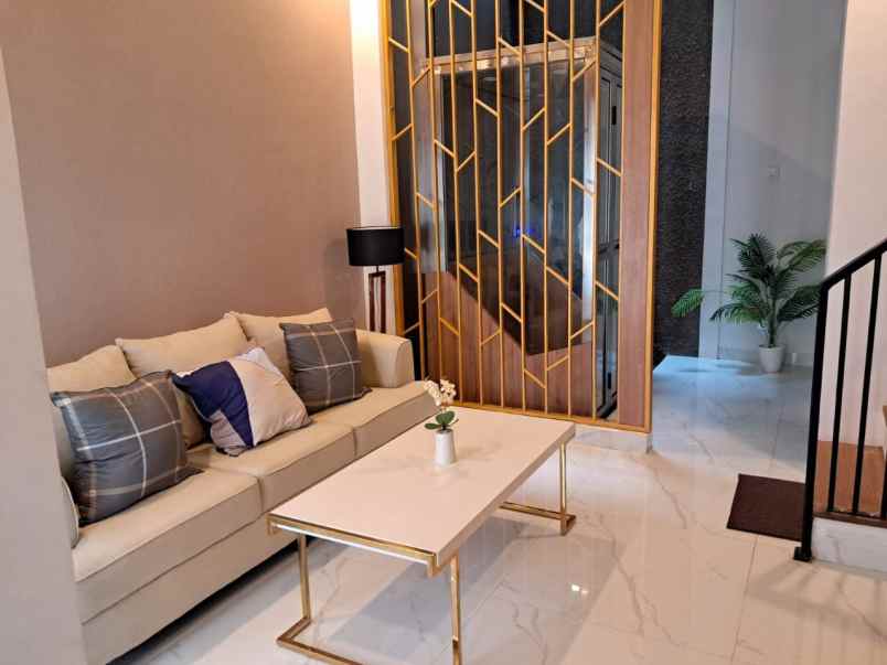 exclusive townhouse di pejaten jakarta selatan