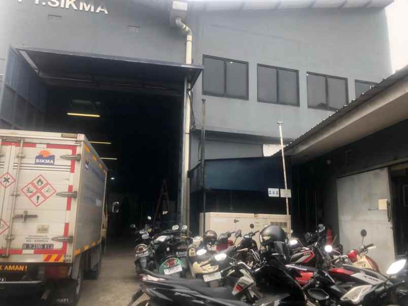 gudang dekat toll bekasi timur pinggir jalan besar