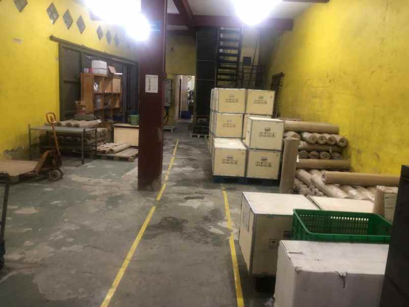 gudang dekat toll bekasi timur pinggir jalan besar