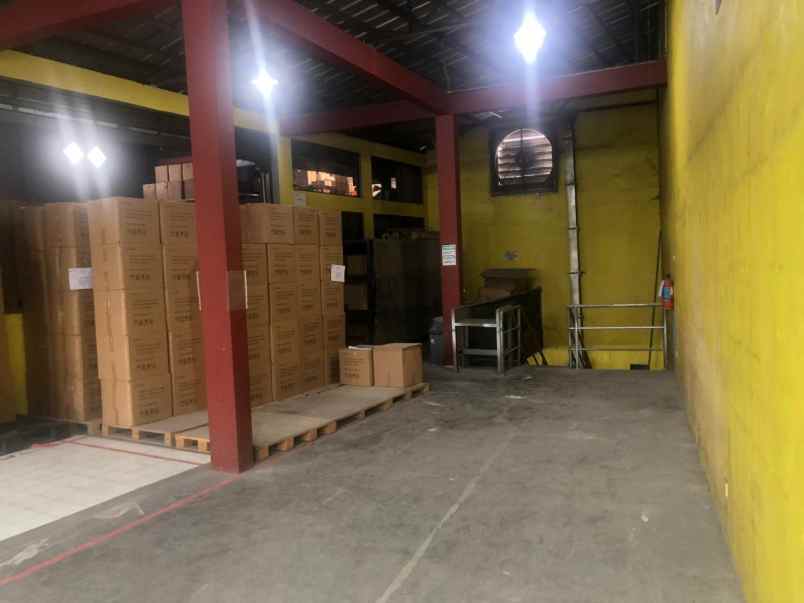 gudang dekat toll bekasi timur pinggir jalan besar