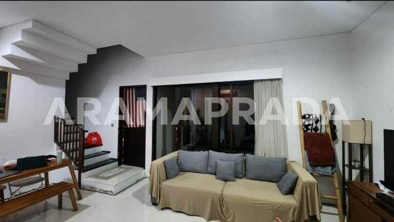 jual rumah 2 lantai 3 kamar kesambi kerobokan