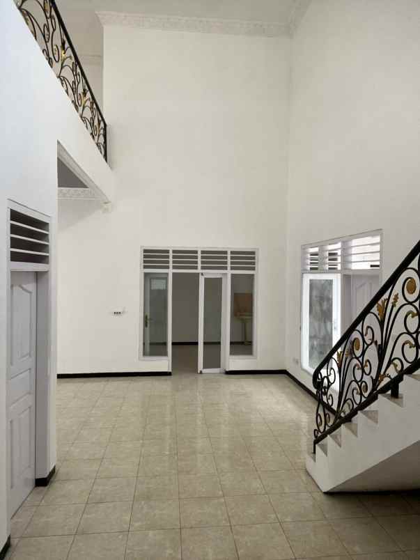 pucang 2 lantai lebar jalan 3 mobil nego