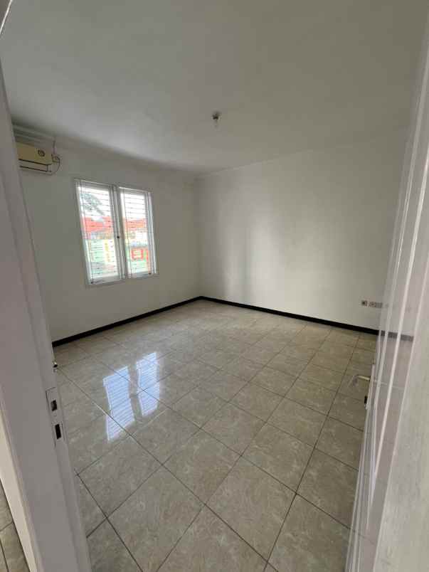 pucang 2 lantai lebar jalan 3 mobil nego