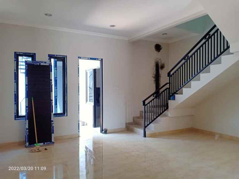 rumah 2 lantai 4 kamar di pusat kota bekasi