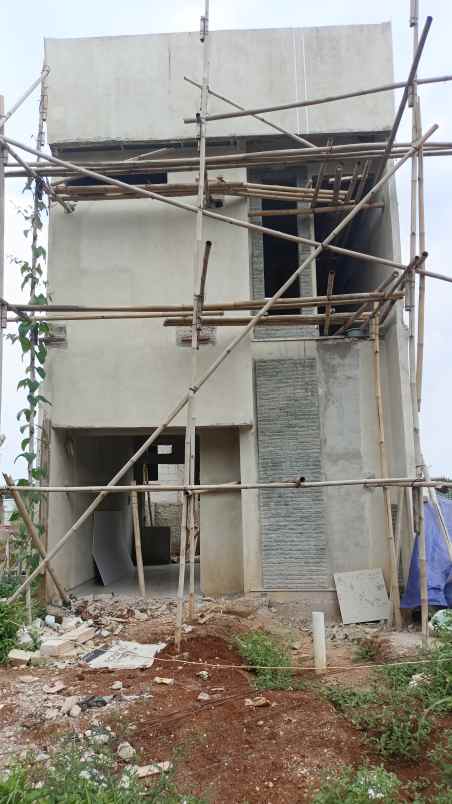 rumah 2 lantai ada rooftop di sukamaju