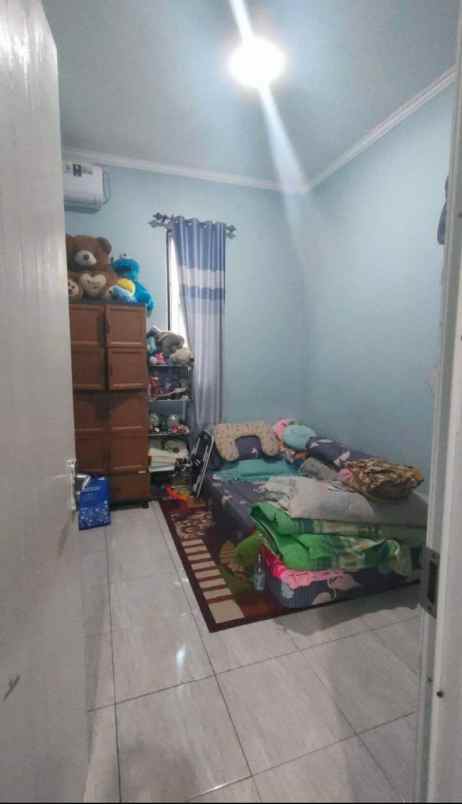 rumah 2 lantai desain kokoh akses 2 mobil shm bagus