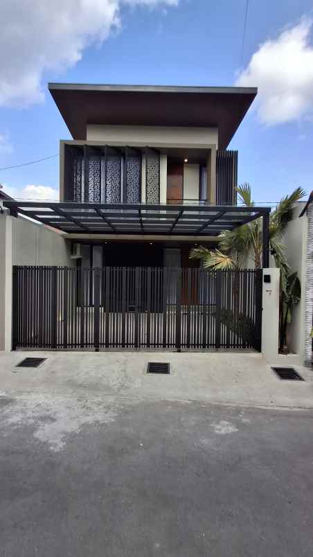 rumah 2 lantai desain modern dan fungsional