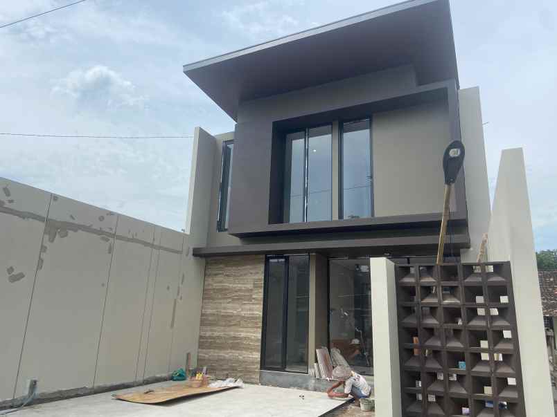 rumah 2 lantai desain modern dan fungsional