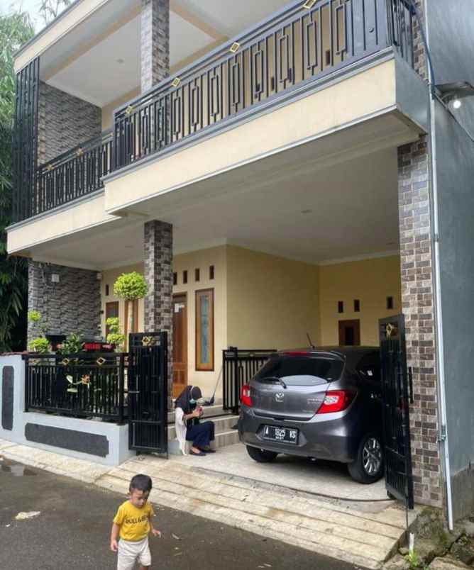 rumah 2 lantai dijual dengan bangunan masih kokoh